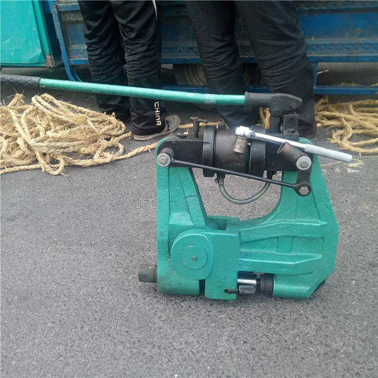 液壓擠孔機(jī)實(shí)物圖1